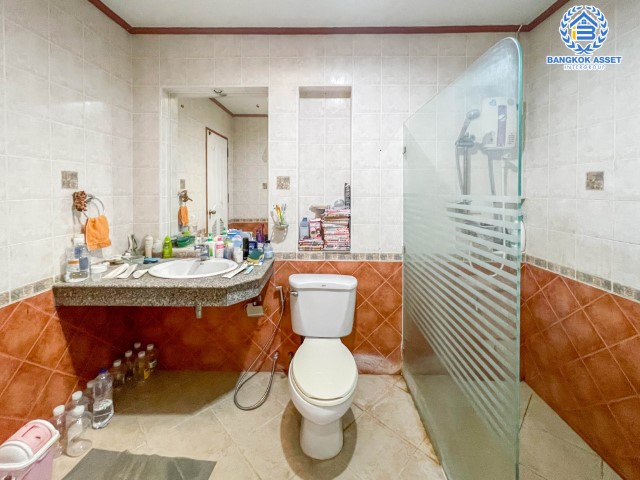 ทาวน์โฮมมือสองย่านกรุงเทพฯ ซอยนาคนิวาส37 แยก 1-8 เนื้อที่กว้าง 21.30 ตร.ว. พร้อมฟังก์ชัน 4 ห้องนอน 3 ห้องน้ำ ที่จอดรถ 1 คัน ภายในตกแต่งสวย ทำเลใจกลางเมือง รายล้อมด้วยสิ่งอำนวยความสะดวก เชื่อมต่อถนนประเสริฐมนูญกิจ ถนนรามอินทรา ใช้เวลาเพียง 11 นาทีถึงทางด่วน"ฉลองรัช"